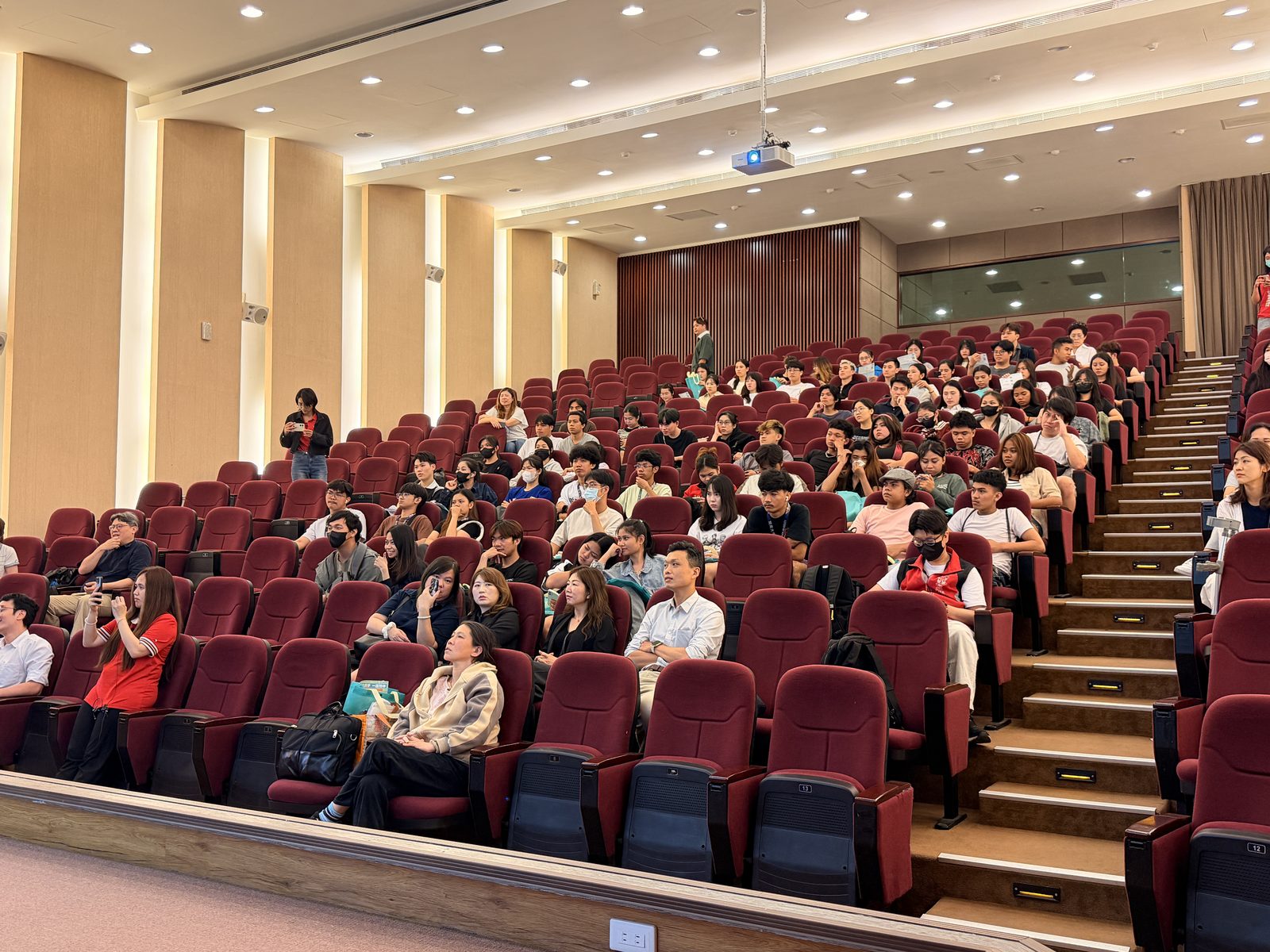 開南大學僑外生國際徵才會,禮堂坐滿